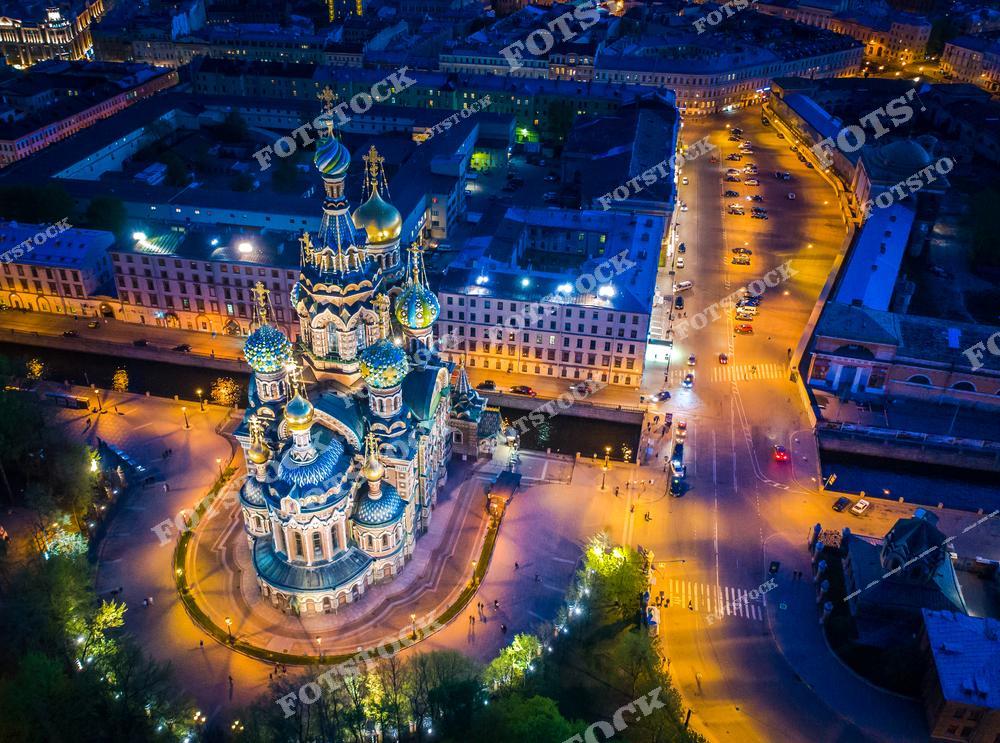 На фотографии запечатлен храм Спаса на Крови, расположенный на берегу канала Грибоедова. Этот архитектурный памятник, известный своим уникальным дизайном и яркими куполами, подсвечен в ночное время.
Ночной Санкт-Петербург сияет, подчеркивая красоту и уникальность одного из своих главных символов.